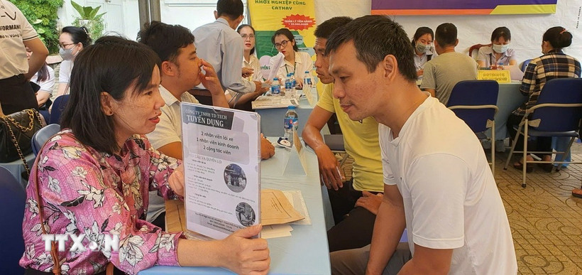 Người lao động tìm kiếm việc làm tại một phiên giao dịch. (Ảnh: Hoàng Nhị/TTXVN)