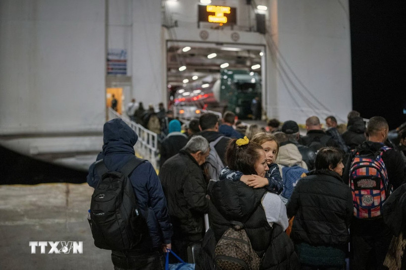 Người dân chờ phà tới Piraeus, sau các trận động đất liên tiếp trên đảo Santorini, Hy Lạp ngày 4/2/2025. (Ảnh: Reuters/TTXVN)