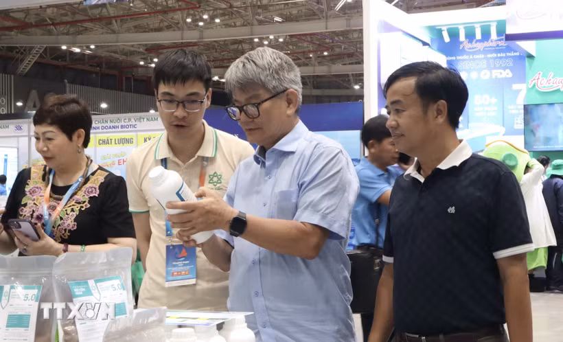 Doanh nghiệp giới thiệu vật tư nuôi trồng thủy sản tại VINAFIS EXPO 2026. (Ảnh: Xuân Anh/TTXVN)