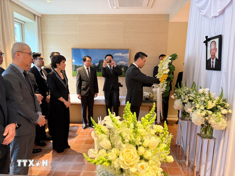 Đại sứ Đặng Hoàng Giang đặt vòng hoa viếng đồng chí Khamtay Siphandone. (Ảnh: Thanh Tuấn/TTXVN)