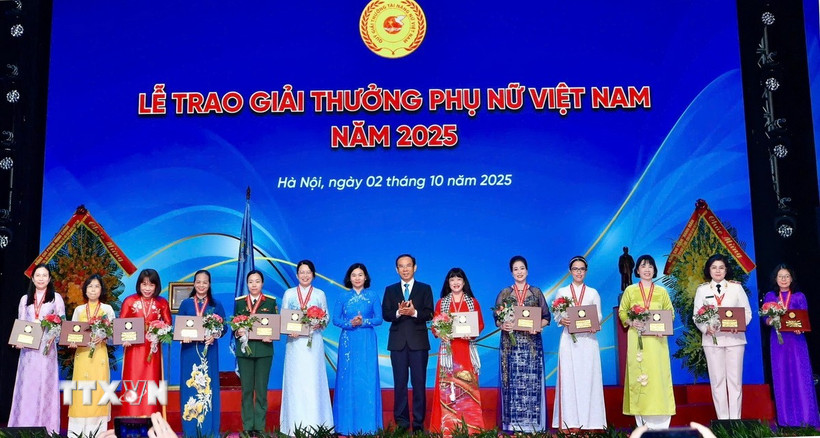 Bác sỹ Nguyễn Thị Tuyết Vân (ngoài cùng, bên phải) vinh dự nhận Giải thưởng Phụ nữ Việt Nam năm 2025. (Ảnh: TTXVN phát)