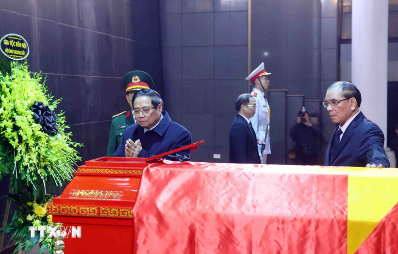 Đoàn đại biểu Ban Chấp hành Trung ương Đảng do Thủ tướng Phạm Minh Chính dẫn đầu vào viếng nguyên Phó Chủ tịch Hội đồng Bộ trưởng Đoàn Duy Thành. (Ảnh: Phạm Kiên/TTXVN)