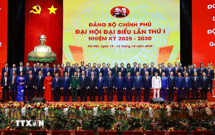 Đảng xác định tự chủ chiến lược trong thời kỳ mới. Trong ảnh: Tổng Bí thư Tô Lâm cùng các đồng chí lãnh đạo Đảng và Nhà nước với các đại biểu dự Đại hội đại biểu Đảng bộ Chính phủ lần thứ nhất. (Ảnh: Dương Giang/TTXVN)