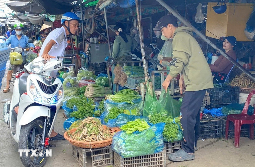 Một điểm bán rau, củ quả tại chợ đầu mối Long Xuyên, tỉnh An Giang. (Ảnh: Công Mạo/TTXVN)
