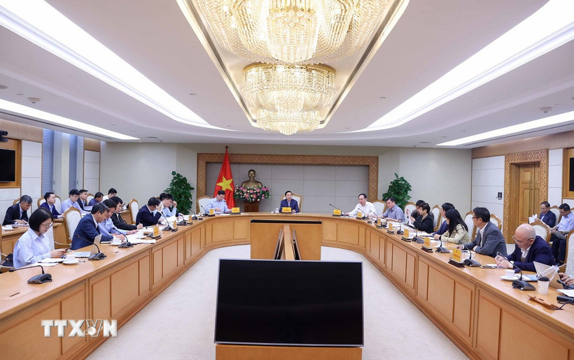 Phó Thủ tướng Trần Hồng Hà chủ trì họp nghe báo cáo về việc phê duyệt tổng hạn ngạch phát thải khí nhà kính cho năm 2025-2026. (Ảnh: Văn Điệp/TTXVN)