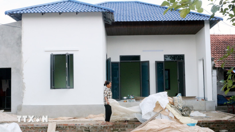 Ngôi nhà mới khang trang của gia đình chị Trần Thị Sa, xã Nam Lý, Ninh Bình hoàn thành nhờ kinh phí hỗ trợ của Chương trình xóa nhà tạm, nhà dột nát. (Ảnh: Nguyễn Chinh/ TTXVN)