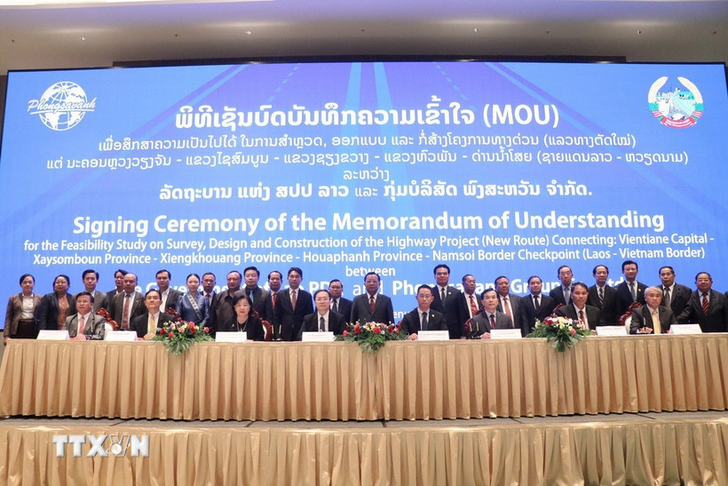 Lễ ký biên bản ghi nhớ (MOU) giữa Chính phủ Lào và Tập đoàn Phongsavanh về nghiên cứu triển khai cao tốc từ Vientiane đến biên giới Việt Nam. (Ảnh: TTXVN phát)