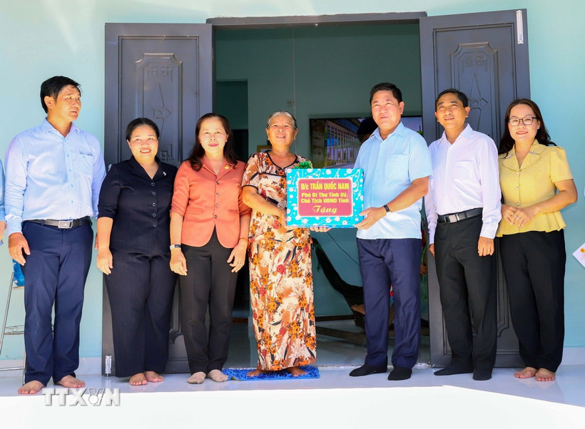 Chủ tịch Ủy ban Nhân dân tỉnh Ninh Thuận Trần Quốc Nam tặng quà và trao nhà xây mới cho người dân ở xã Bắc Sơn, huyện Thuận Bắc. (Ảnh: Công Thử/TTXVN)