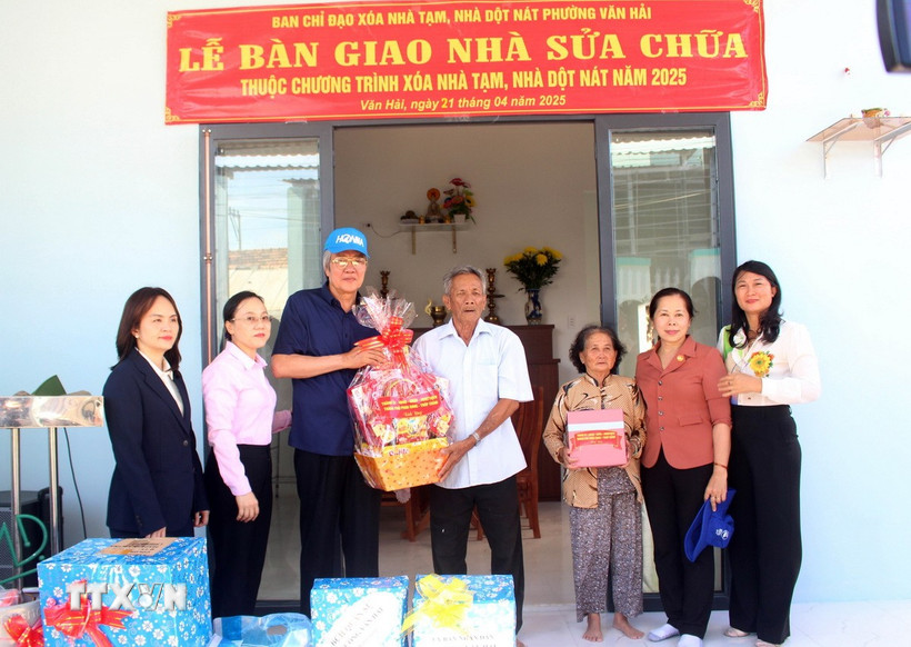 Lãnh đạo Ủy ban Mặt trận Tổ quốc Việt Nam tỉnh Ninh Thuận dự bàn giao nhà xây mới và tặng quà cho người dân ở phường Văn Hải, thành phố Phan Rang-Tháp Chàm. (Ảnh: Công Thử/TTXVN)