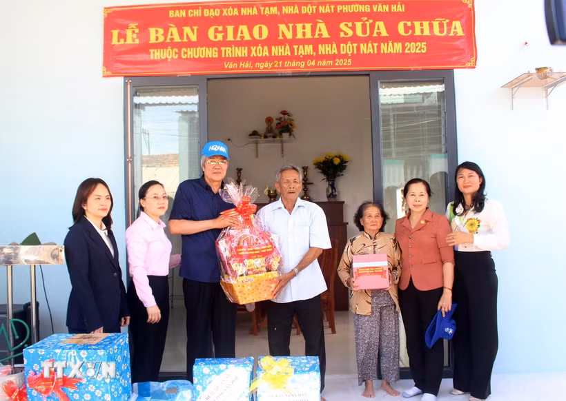 Lãnh đạo Ủy ban Mặt trận Tổ quốc Việt Nam tỉnh Ninh Thuận dự bàn giao nhà xây mới và tặng quà cho người dân ở phường Văn Hải, thành phố Phan Rang-Tháp Chàm. (Ảnh: Công Thử/TTXVN)