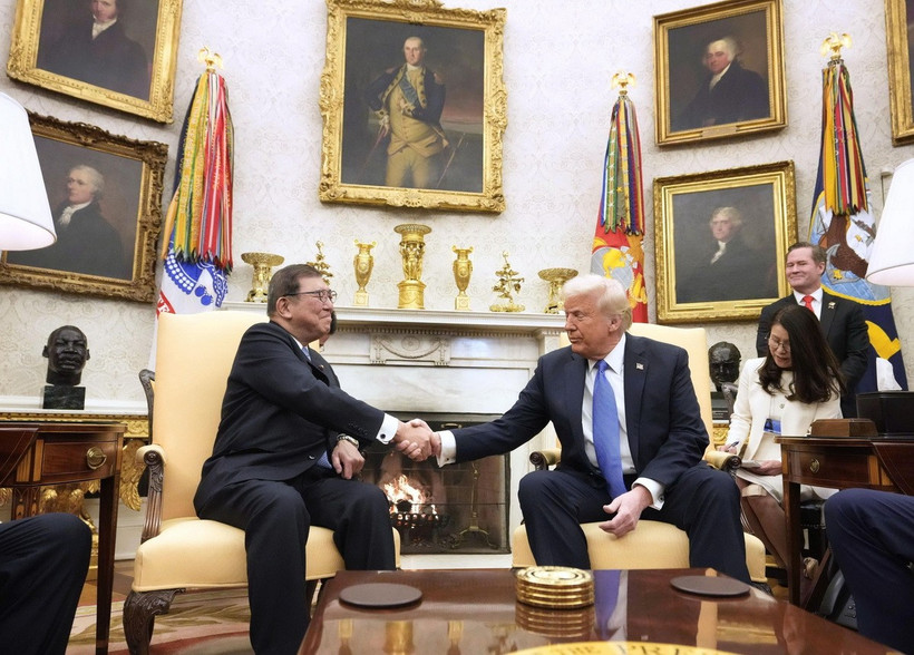 Tổng thống Mỹ Donald Trump (thứ 3, phải) tiếp Thủ tướng Nhật Bản Shigeru Ishiba (trái) tại Nhà Trắng ở Washington DC., ngày 7/2/2025. (Ảnh: Kyodo/TTXVN)