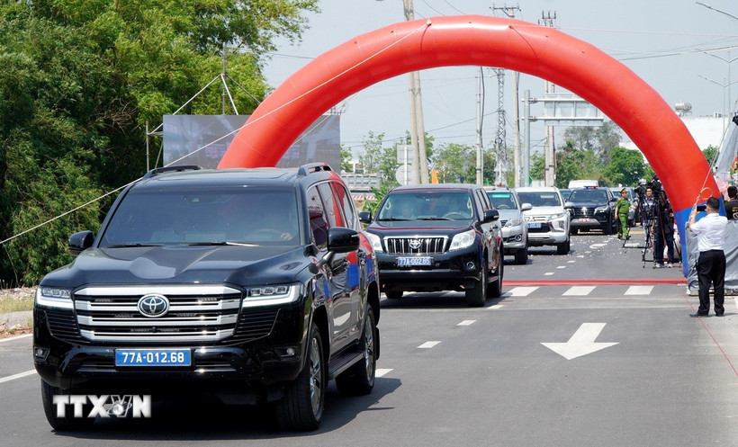 Thông xe kỹ thuật tuyến đường kết nối trung tâm thị xã An Nhơn đến đường ven biển phía Tây đầm Thị Nại. (Ảnh: Lê Phước Ngọc/TTXVN)