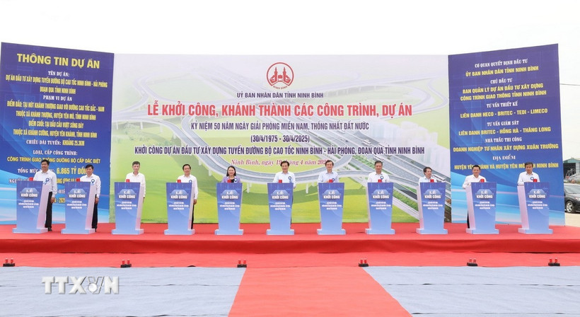 Các đại biểu phát lệnh khởi công dự án đường bộ cao tốc Ninh Bình-Hải Phòng đoạn qua Ninh Bình. (Ảnh: Đức Phương/TTXVN)