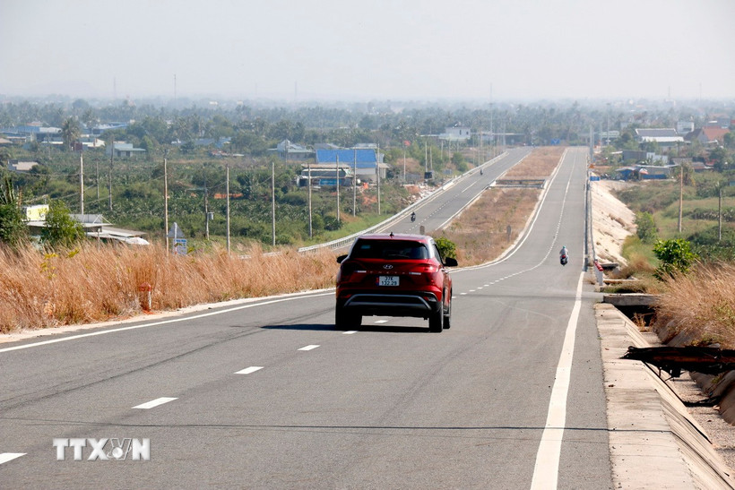Tuyến đường ven biển ĐT.719B có chiều dài 25,6km với tổng mức đầu tư 1.274 tỷ đồng. (Ảnh: Nguyễn Thanh/TTXVN)