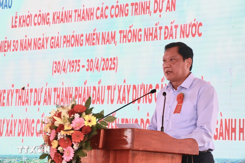 Phó Chủ tịch Ủy ban Nhân dân tỉnh Cà Mau Lâm Văn Bi tuyên bố chính thức thông xe kỹ thuật dự án thành phần đầu tư xây dựng cầu Gành Hào. (Ảnh: Huỳnh Anh/TTXVN)