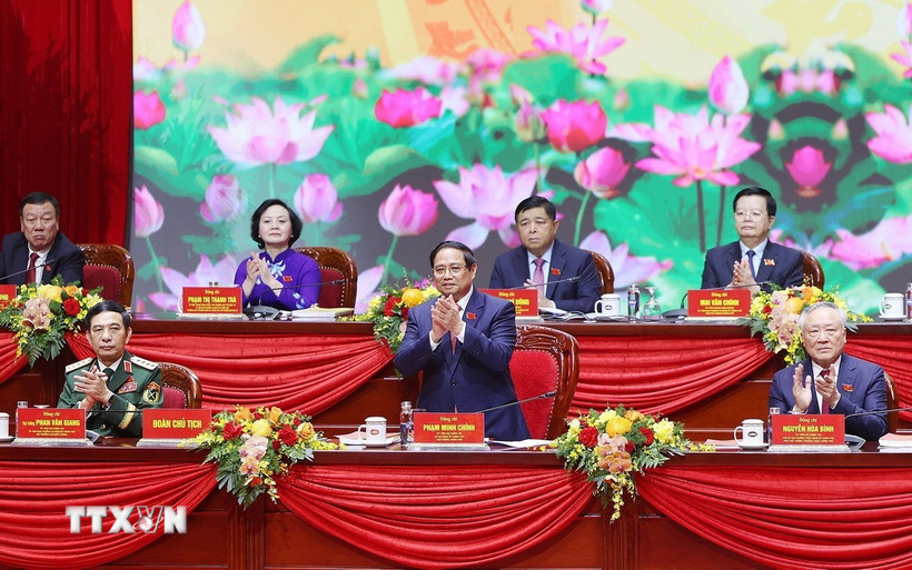 Đoàn Chủ tịch điều hành Đại hội đại biểu Đảng bộ Chính phủ lần thứ I, nhiệm kỳ 2025-2030. (Ảnh: Dương Giang/TTXVN)