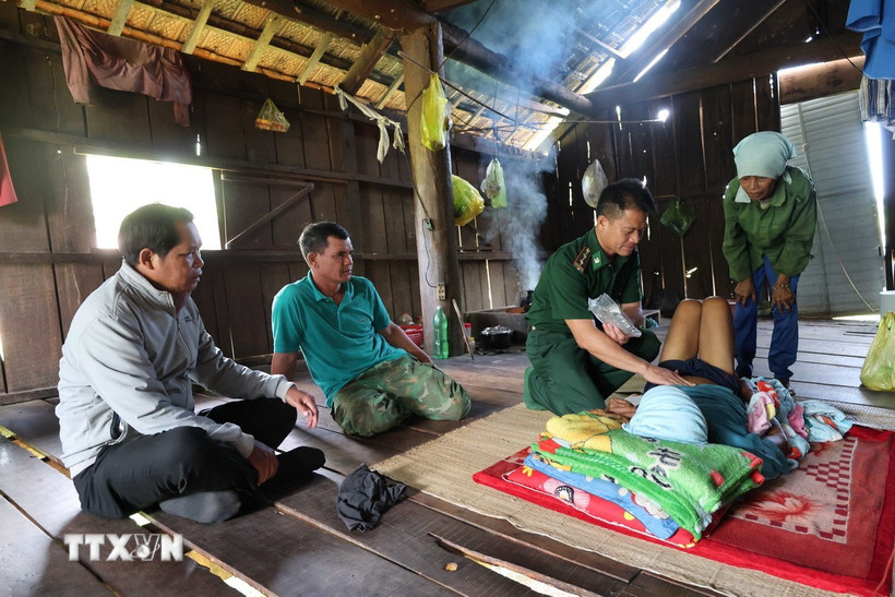 Trung tá Đỗ Văn Diện, Trạm quân-dân y kết hợp buôn Đrang Phôk (Đồn Biên phòng 743 Sêrêpôk), xã Buôn Đôn (Đắk Lắk) thăm khám cho người dân bị bệnh tại nhà. (Ảnh: Kha Phạm/TTXVN)