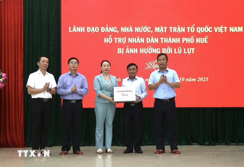 Thường trực Ban Bí thư Trần Cẩm Tú (thứ 2, phải sang) trao quà của lãnh đạo Đảng, Nhà nước cho thành phố Huế. (Ảnh: Mai Trang/TTXVN)