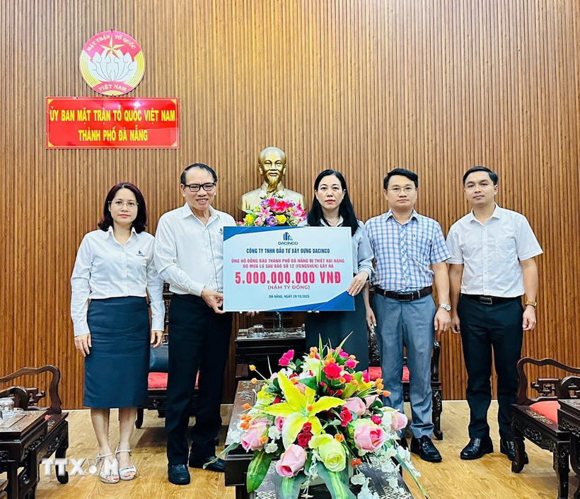 Ủy ban Mặt trận Tổ quốc Việt Nam thành phố Đà Nẵng tiếp nhận ủng hộ 5 tỷ đồng từ doanh nghiệp để hỗ trợ công tác ứng phó, khắc phục hậu quả do mưa lũ gây ra. (Ảnh: Khoa Chương/TTXVN)