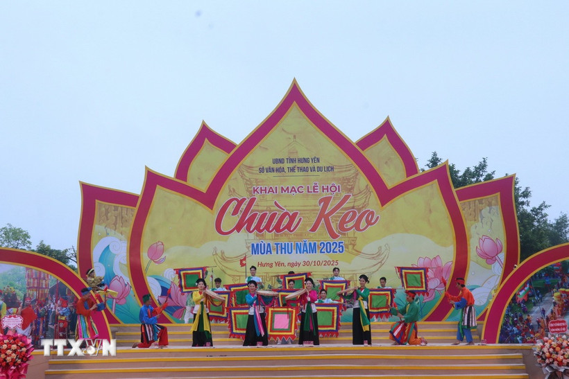 Chương trình nghệ thuật chào mừng Lễ hội chùa Keo, tỉnh Hưng Yên năm 2025. (Ảnh: Đinh Văn Nhiều/TTXVN)