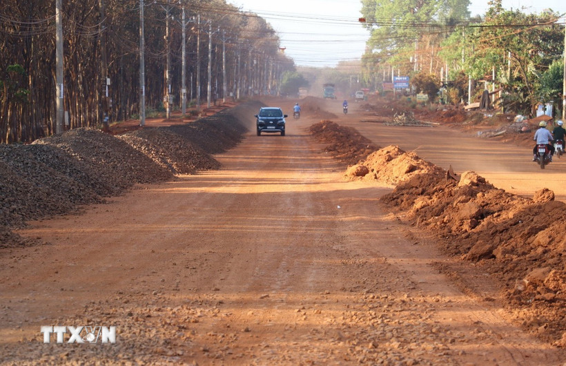 Đường vào khu công nghiệp Long Tân chỉ dài gần 1,6km nhưng làm 5 năm chưa xong khiến người dân bức xúc. (Ảnh: Đậu Tất Thành/TTXVN)