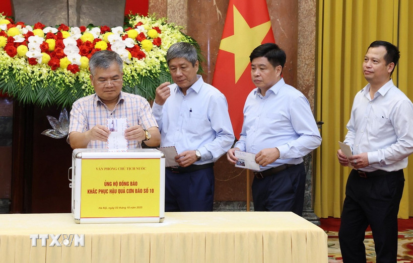 Lãnh đạo, cán bộ, nhân viên Văn phòng Chủ tịch nước quyên góp, ủng hộ đồng bào khắc phục hậu quả cơn bão số 10. (Ảnh: Lâm Khánh/ TTXVN)