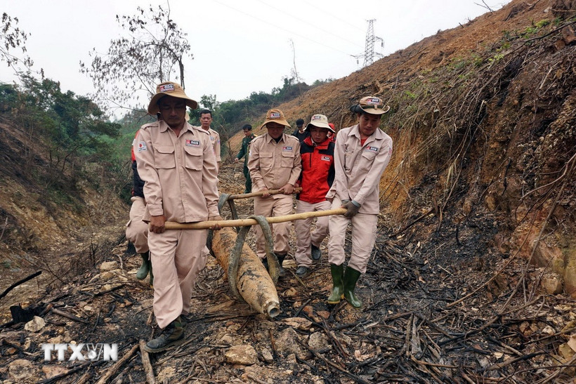 Quả bom được đưa về khu vực lưu kho an toàn, chờ hủy nổ tập trung theo quy định. (Ảnh: TTXVN phát)