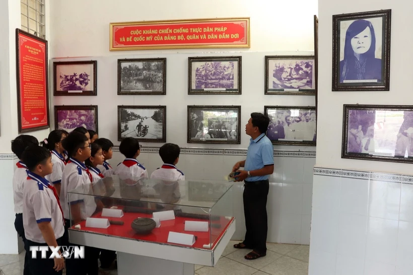 Nhiều địa danh ở huyện Đầm Dơi cùng tên tuổi các Anh hùng liệt sĩ đã đi vào lịch sử như Quách Văn Phẩm, Nguyễn Huân, Tạ An Khương, Trần Ngọc Hy, Dương Thị Cẩm Vân, Phan Thị Đẹt và nhiều người con ưu tú khác, trở thành biểu tượng sáng ngời để giáo dục truyền thống cho thế hệ mai sau. (Ảnh: Kim Há/TTXVN)