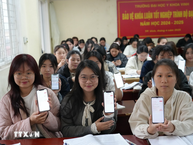 Tất cả các thông tin của sinh viên Trường Đại học Y khoa Vinh đã được cập nhật qua phần mềm VNeID. (Ảnh: Bích Huệ/TTXVN)