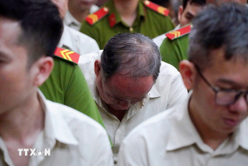 Cựu Chủ tịch Ủy ban Nhân dân tỉnh An Giang Nguyễn Thanh Bình (cúi đầu) tại phiên tòa. (Ảnh: Hồng Giang/TTXVN)