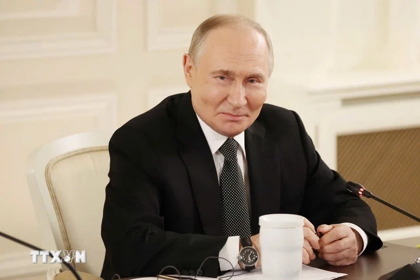 Tổng thống Liên bang Nga Vladimir Putin tại cuộc gặp với Trưởng đoàn đại biểu các Hãng thông tấn OANA và đại diện cơ quan truyền thông lớn trên thế giới. (Ảnh: Quang Vinh/TTXVN)