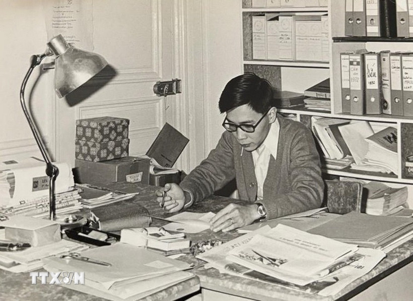 Bàn làm việc của ông Nguyễn Hữu Động, cán bộ Phòng Thông tin Mặt trận Dân tộc Giải phóng miền Nam Việt Nam tại Pháp cuối những năm 1970. (Ảnh: TTXVN phát)
