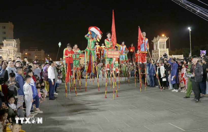 Trình diễn đi cà kheo. (Ảnh: Thùy Dung/TTXVN)