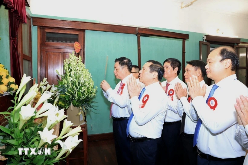 Các đại biểu dâng hương tưởng niệm Chủ tịch Hồ Chí Minh tại Nhà 67 trong Khu Di tích Chủ tịch Hồ Chí Minh tại Phủ Chủ tịch. (Ảnh: Tuấn Anh/TTXVN) Các đại biểu dâng hương tưởng niệm Chủ tịch Hồ Chí Minh tại Nhà 67 trong Khu Di tích Chủ tịch Hồ Chí Minh tại Phủ Chủ tịch. (Ảnh: Tuấn Anh/TTXVN)