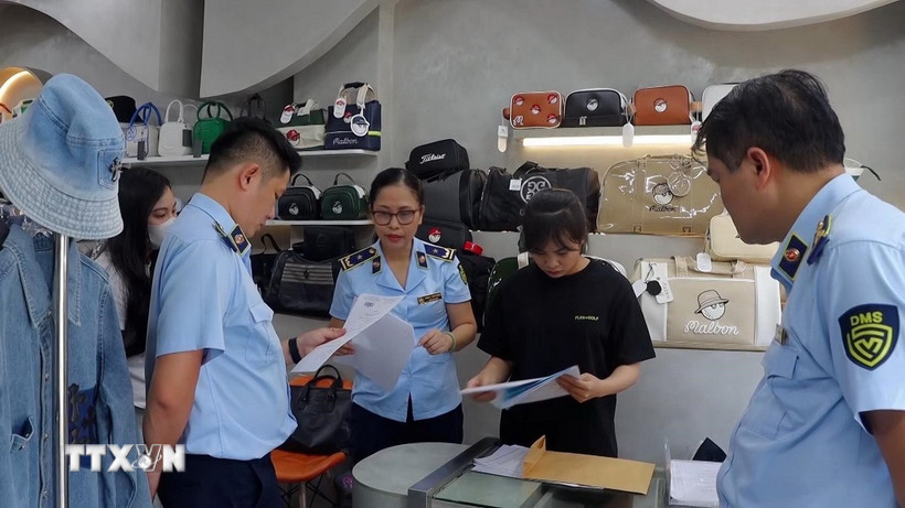 Chi cục Quản lý thị trường Đà Nẵng kiểm tra tại cơ sở kinh doanh trên địa bàn quận Hải Châu. (Ảnh: TTXVN phát)