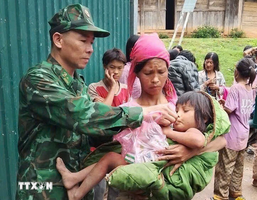 Cháu Phùng Xạ Xô (nữ, sinh năm 2018, dân tộc La Hủ, trú tại bản Ứ Ma, xã Pa Ủ, huyện Mường Tè) đi lạc trong rừng 3 ngày đã được tìm thấy. (Ảnh: TTXVN phát)