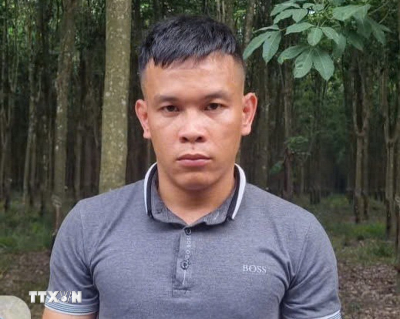 Bắt giữ đối tượng Nguyễn Văn Đức để điều tra về hành vi “Cướp tài sản” và “Hiếp dâm.” (Ảnh: TTXVN phát)