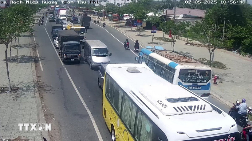Các dòng xe ô tô "rồng rắn" nối đuôi nhau trên Quốc lộ 60 để di chuyển qua cầu Rạch Miễu vào lúc 10 giờ 56 phút, ngày 2/5. (Ảnh: TTXVN phát)