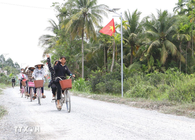 Hạ tầng giao thông từng bước hoàn chỉnh tạo điều kiện đi lại thuận tiện hơn cho người dân vùng đồng bào Khmer. (Ảnh: Lê Thúy Hằng/TTXVN)