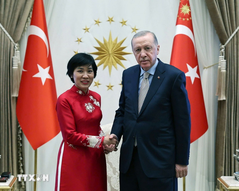 Đại sứ Đặng Thị Thu Hà với Tổng thống Thổ Nhĩ Kỳ Recep Tayyip Erdoğan tại buổi lễ. (Ảnh: TTXVN phát)