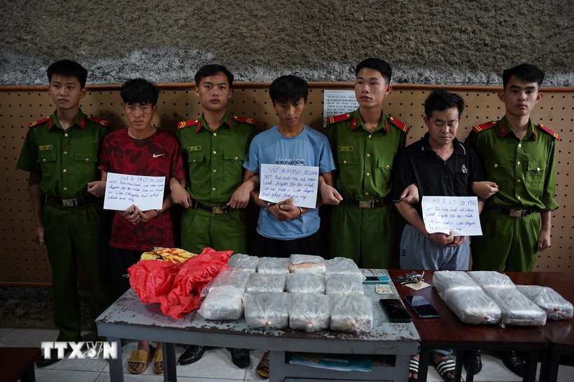 Ba đối tượng bị bắt giữ cùng tang vật vụ án. (Ảnh: TTXVN phát)