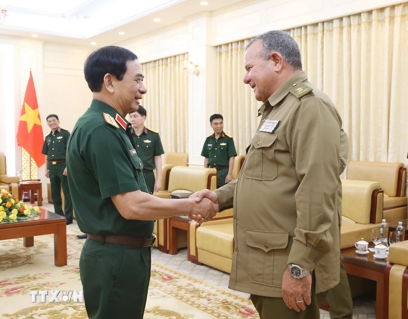 Đại tướng Phan Văn Giang, Bộ trưởng Bộ Quốc phòng tiếp Trung tướng Víctor Leonardo Rojo Ramos, Chủ nhiệm Chính trị các Lực lượng vũ trang cách mạng Cuba. (Ảnh: TTXVN phát)