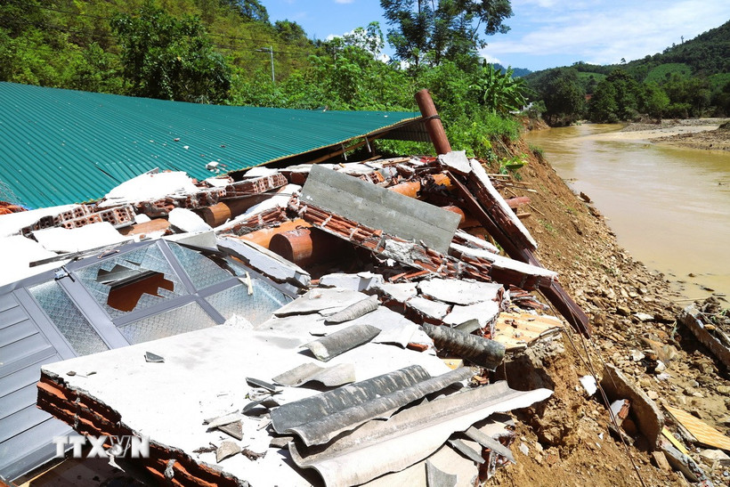 Ngôi nhà của người Ơ Đu nằm bên bờ suối Nậm Ngân bị lũ cuốn trôi và đổ sập xuống suối. (Ảnh: Xuân Tiến/TTXVN)