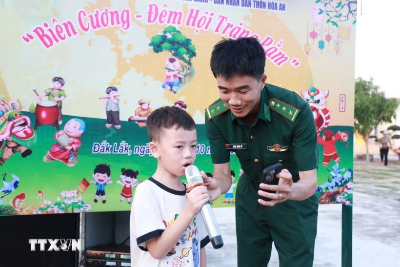 Thiếu nhi tại địa bàn Đồn Biên phòng Xuân Hòa, xã Xuân Cảnh, tỉnh Đắk Lắk tham gia các hoạt động vui Trung thu. (Ảnh: Nguyên Dung/TTXVN)