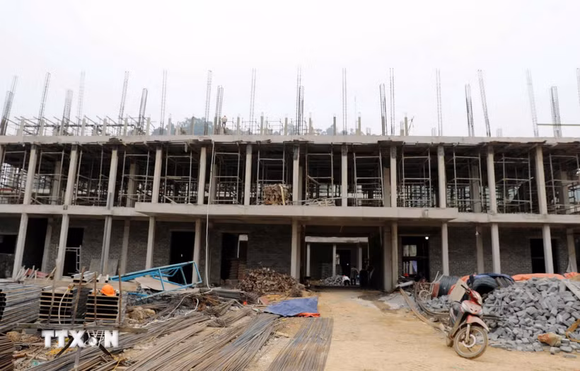 Một công trình trường học nội trú liên cấp. (Ảnh: Khiếu Tư/TTXVN)