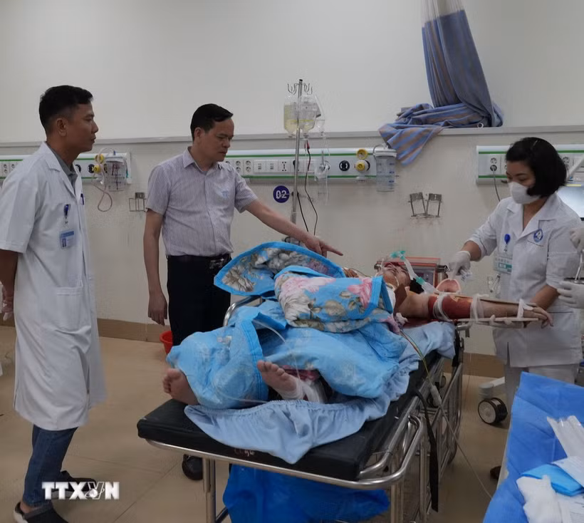 Trong số 4 bệnh nhân đang cấp cứu tại bệnh viện đa khoa Vĩnh Phúc có một bệnh nhân 30 tuổi tiên lượng nặng. (Ảnh: Nguyễn Thảo/TTXVN)
