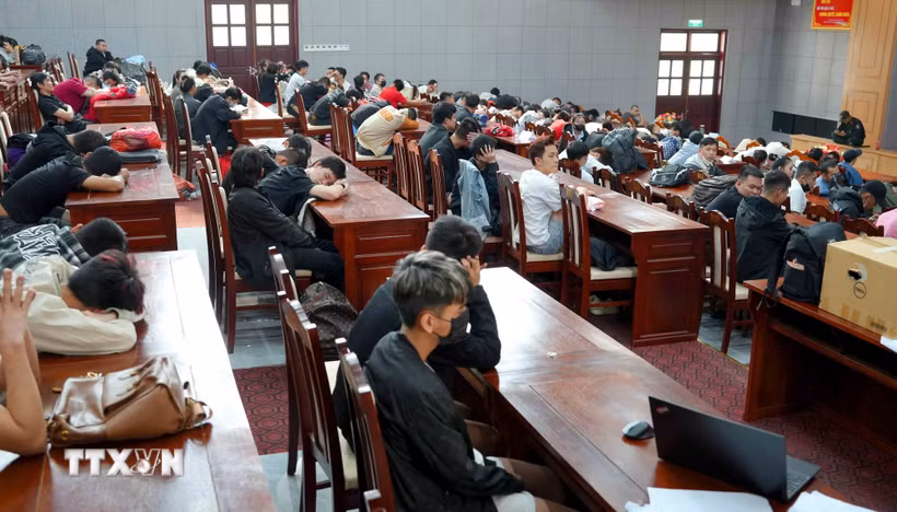Lực lượng Bộ đội Biên phòng tỉnh Đồng Nai làm việc với các đối tượng lừa đảo trực tuyến xuyên biên giới. (Ảnh: Đậu Tất Thành/TTXVN)