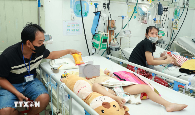 Bệnh nhi mắc tay chân miệng đang được điều trị tại Bệnh viện Nhi đồng 2 Thành phố Hồ Chí Minh. (Ảnh: Đinh Hằng/TTXVN)