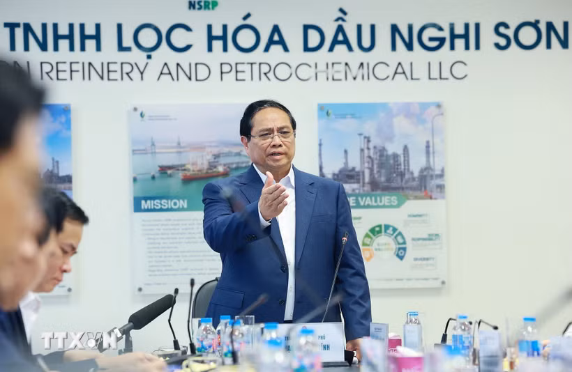 Thủ tướng Phạm Minh Chính làm việc với lãnh đạo Công ty trách nhiệm hữu hạn Lọc hoá dầu Nghi Sơn. (Ảnh: Dương Giang/TTXVN)