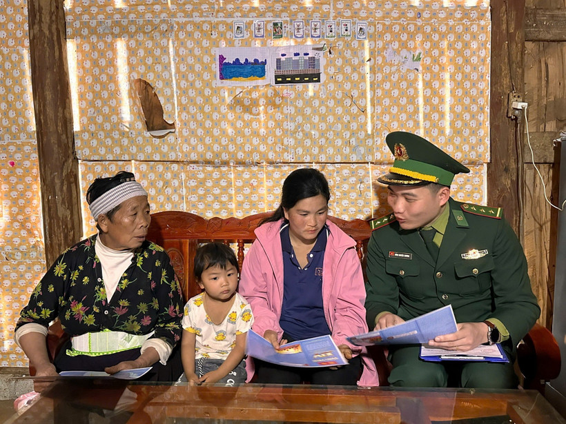 Bộ đội Biên phòng Cửa khẩu quốc tế Trà Lĩnh tuyên truyền bầu cử cho đồng bào vùng biên. (Ảnh: Chu Hiệu/TTXVN)